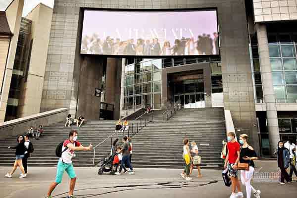 Khẩu trang, sợ hãi và bi hài: NCoV, virus thay đổi văn hóa Pháp