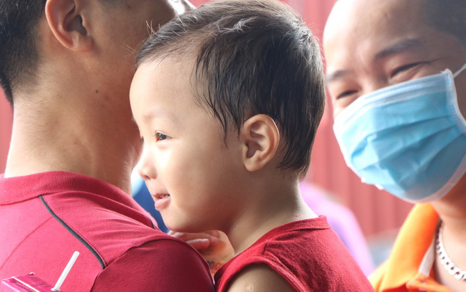 Vỡ òa hạnh phúc khi gia đình nhận lại bé Gia Bảo bị bắt cóc ở Bắc Ninh