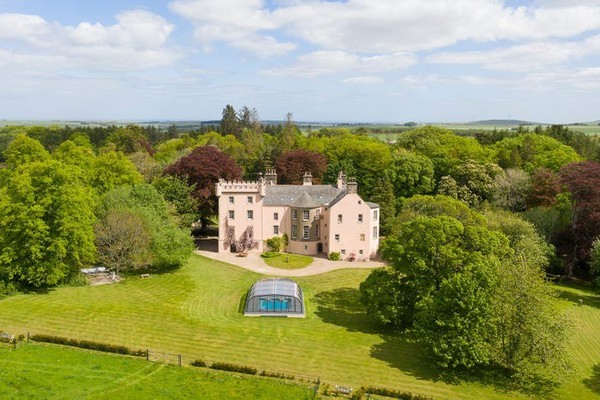 Lâu đài tuyệt đẹp màu hồng đào ở Scotland