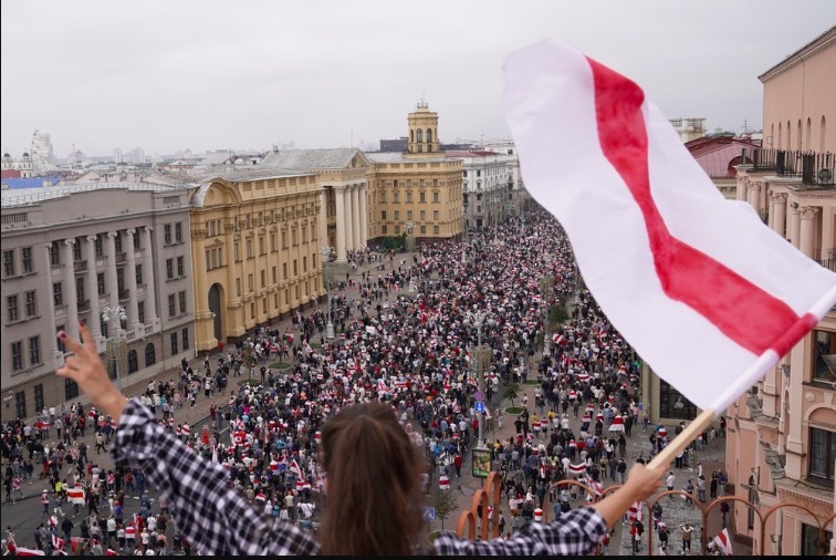 Hàng trăm nghìn người biểu tình kéo đến dinh Tổng thống Belarus