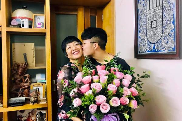 Quà tặng sinh nhật của con trai khiến MC Thảo Vân nghẹn ngào