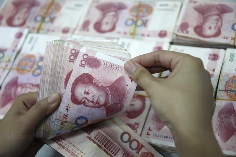 Chật vật gượng dậy, kinh tế Trung Quốc bị núi nợ đè nặng