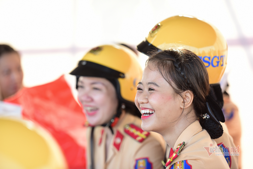 Đội hình 58 bóng hồng lái xe đặc chủng dẫn đoàn đầu tiên ở TP.HCM