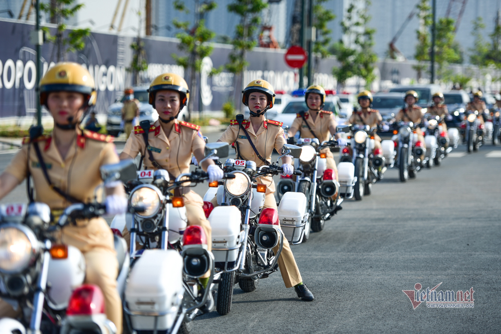 Đội hình 58 bóng hồng lái xe đặc chủng dẫn đoàn đầu tiên ở TP.HCM