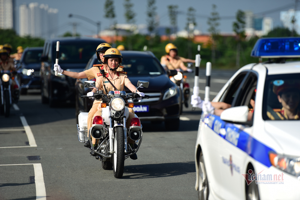 Đội hình 58 bóng hồng lái xe đặc chủng dẫn đoàn đầu tiên ở TP.HCM
