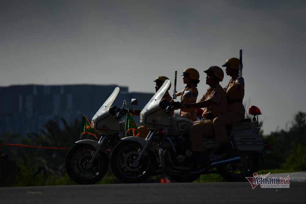 Đội hình 58 bóng hồng lái xe đặc chủng dẫn đoàn đầu tiên ở TP.HCM