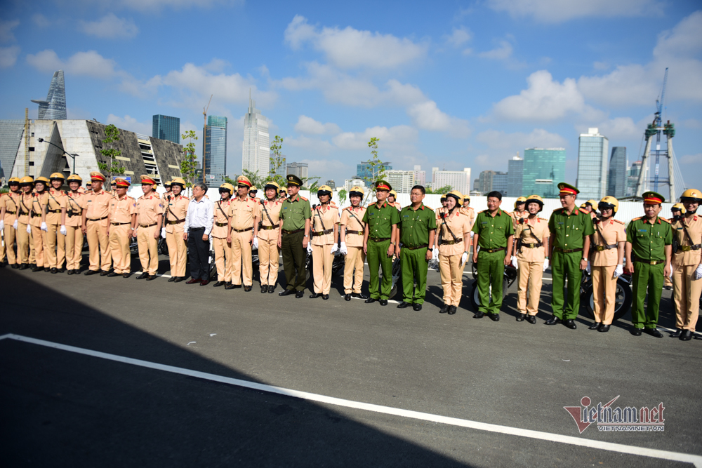 Đội hình 58 bóng hồng lái xe đặc chủng dẫn đoàn đầu tiên ở TP.HCM