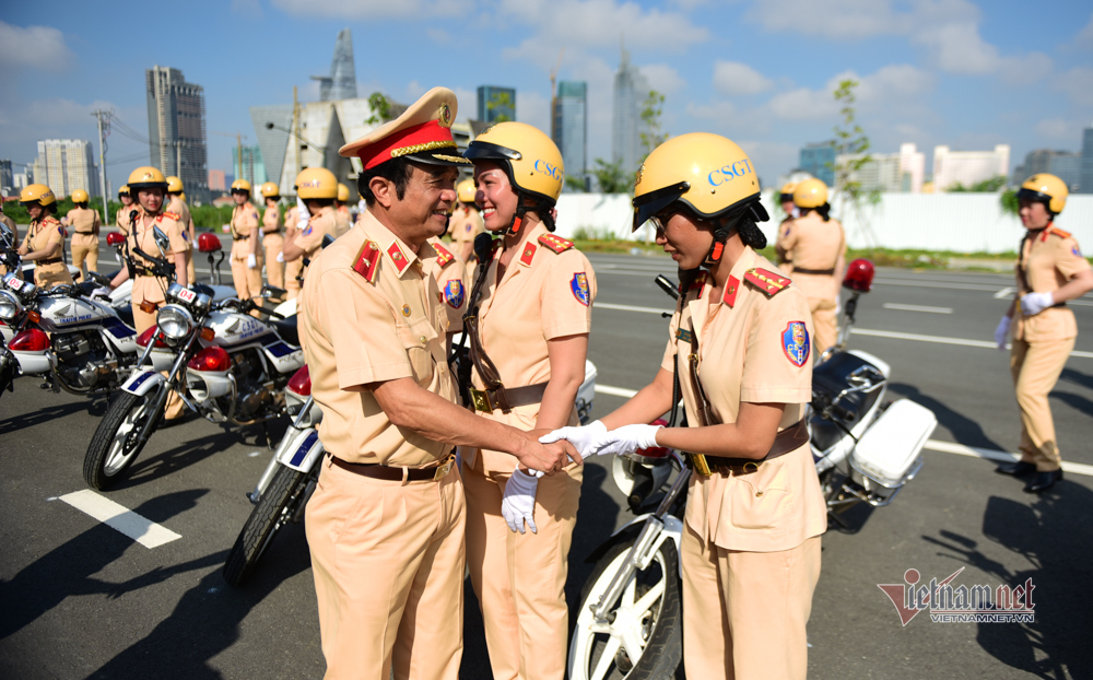 Đội hình 58 bóng hồng lái xe đặc chủng dẫn đoàn đầu tiên ở TP.HCM