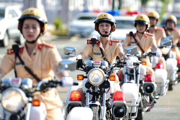 Đội hình 58 bóng hồng lái xe đặc chủng dẫn đoàn đầu tiên ở TP.HCM