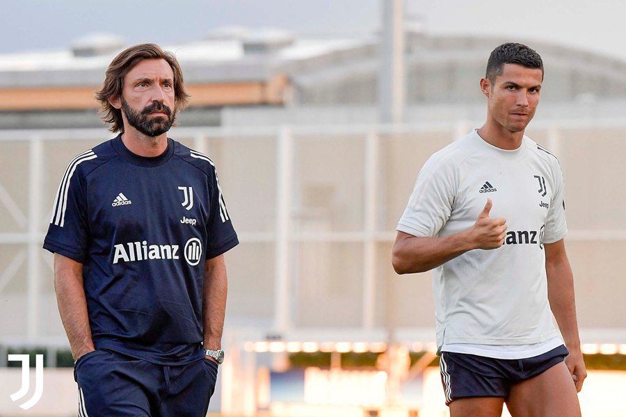 Pirlo lạnh lùng bên cạnh Ronaldo trong buổi tập đầu tiên ở Juventus