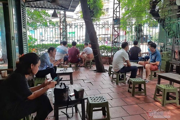 Nhiều hàng quán ở Hà Nội chưa thực hiện giãn cách, nguy cơ nhiễm Covid-19 rất cao