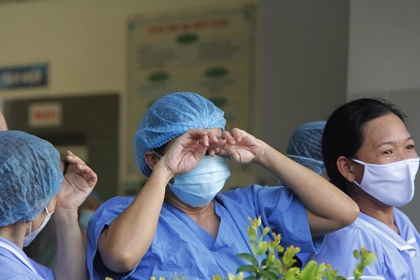 Y bác sĩ BV Đà Nẵng ôm nhau bật khóc khi được dỡ lệnh phong tỏa