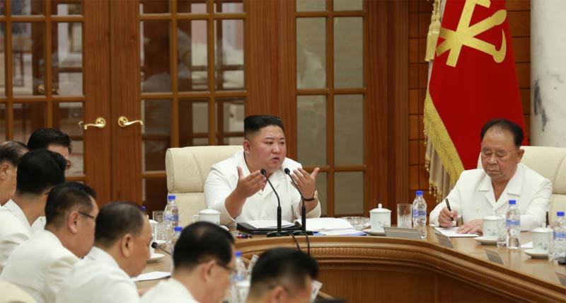 Kim Jong Un họp Bộ Chính trị, lệnh tăng cường chặn Covid-19