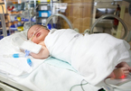 Bác sĩ giành mạng sống cho bé trai nặng 800g khi chào đời