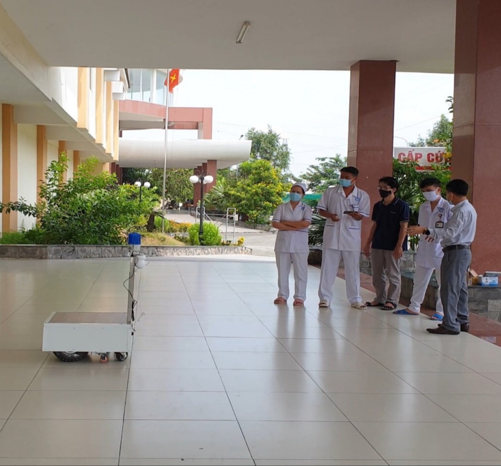 Thầy giáo trẻ chế tạo robot phục vụ trong khu điều trị Covid-19