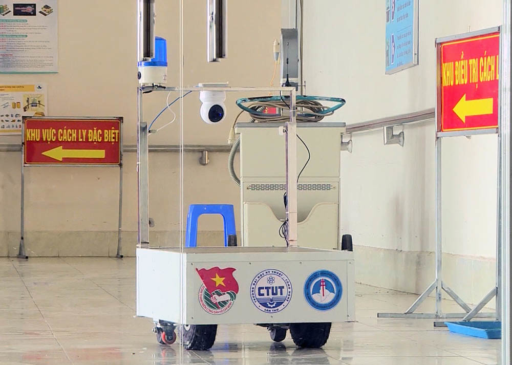Thầy giáo trẻ chế tạo robot phục vụ trong khu điều trị Covid-19