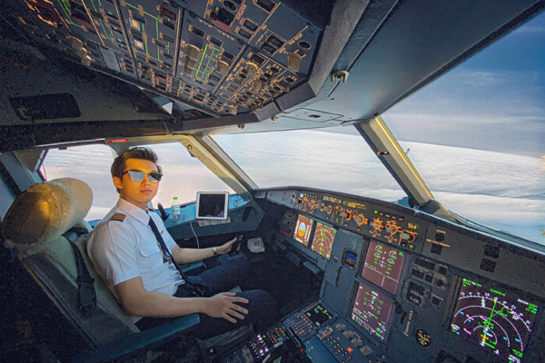 Từ phi công trẻ nhất Bỉ thành cơ trưởng của Vietjet