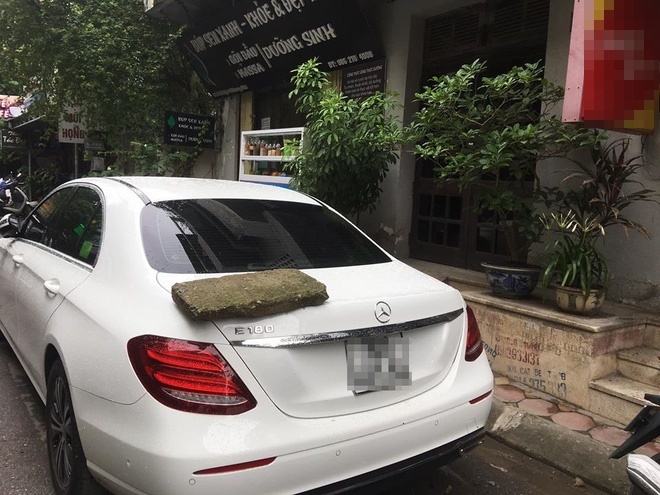 Những màn xử ô tô chắn lối vô tiền khoáng hậu ở Việt Nam