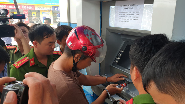 3 người Trung Quốc gắn thiết bị camera ở hàng loạt cây ATM để lấy cắp tiền