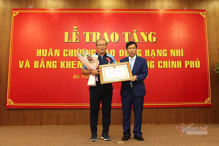 Korean coach Park Hang Seo receives Vietnam’s Labor Medal
