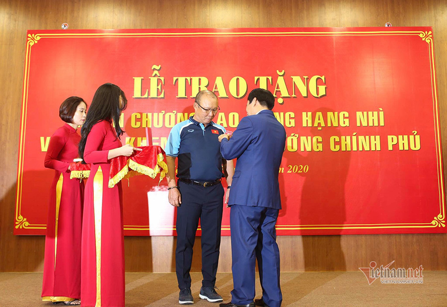 HLV Park Hang Seo nhận Huân chương Lao động hạng Nhì