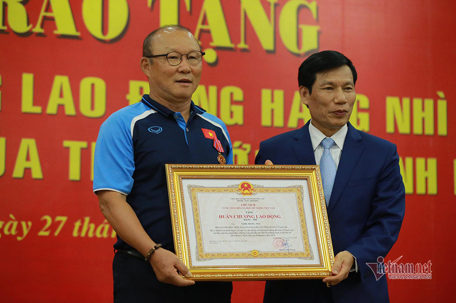 HLV Park Hang Seo nhận Huân chương Lao động hạng Nhì