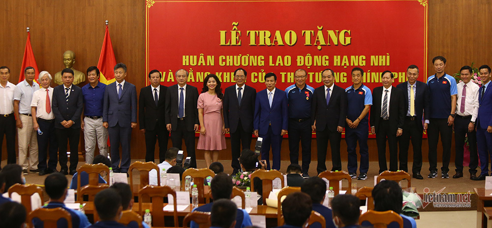 HLV Park Hang Seo nhận Huân chương Lao động hạng Nhì