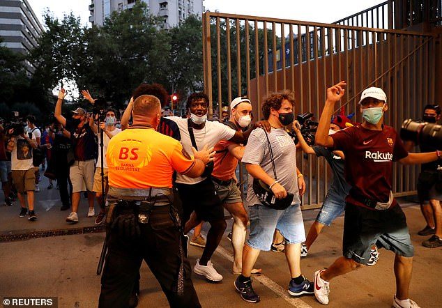 CĐV Barca làm loạn Nou Camp, đòi 'trảm' chủ tịch Bartomeu