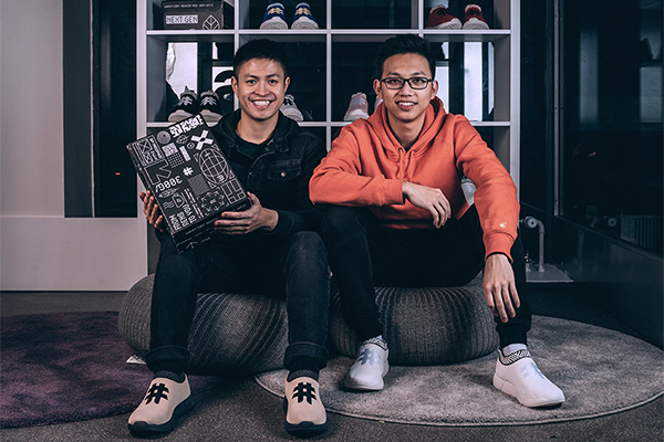 Hai chàng trai làm giày từ bã cà phê, lọt top Forbes 30 Under 30