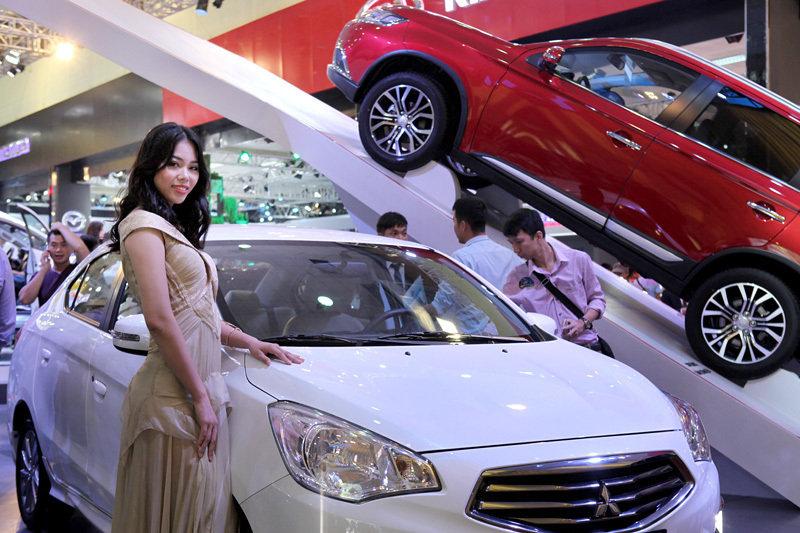 Car dealers experience hardships amid weak demand