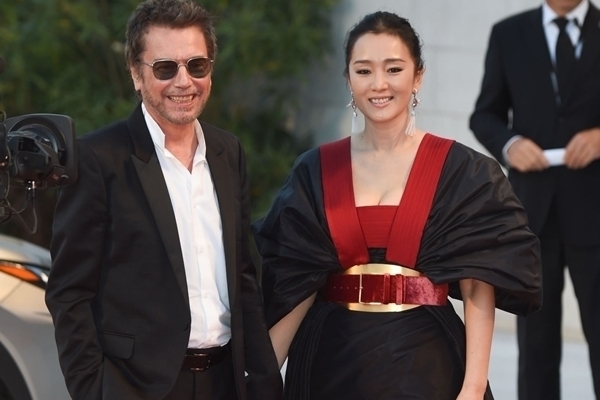 Chồng Tây 72 tuổi tiết lộ ‘tình yêu sét đánh’ với Củng Lợi