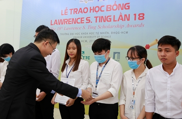 13 sinh viên ĐH Khoa học Tự nhiên TP.HCM nhận học bổng Lawrence S. Ting