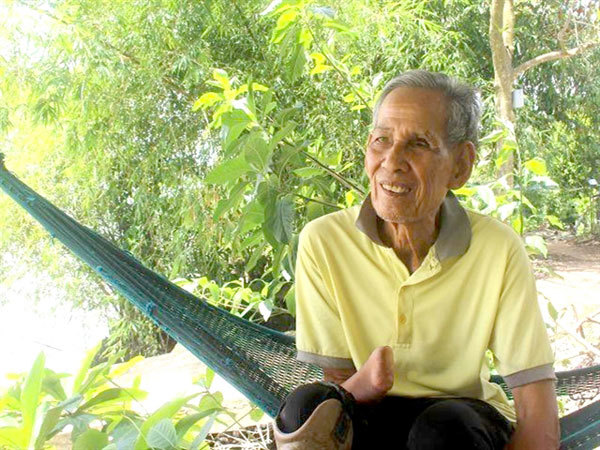 Amputee war veteran devotes his life to helping poor students chase their dreams