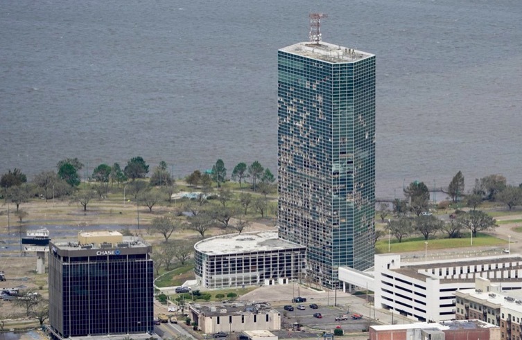 Siêu bão Laura tấn công Mỹ, thổi tung cả máy bay