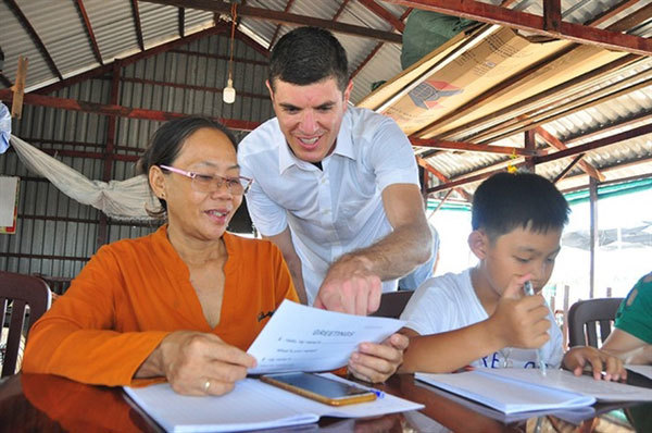 Farmers in Mekong Delta attend floating English class