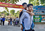 The crossroads of a 10-year-old couple going to school together in Thanh Hoa