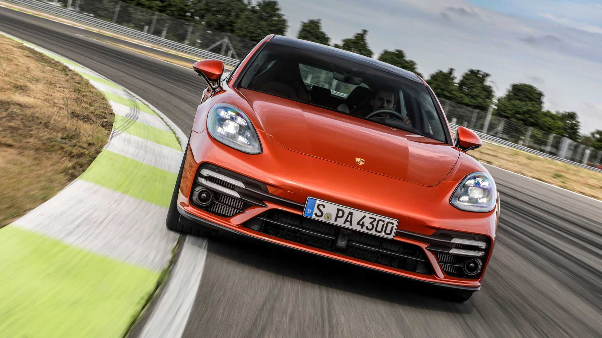 Siêu xe Porsche Panamera 2021 trình làng với nhiều nâng cấp