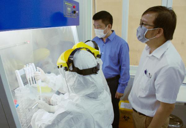 Lọc hóa dầu Bình Sơn bàn giao dàn máy xét nghiệm SARS-CoV-2