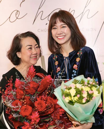Mẹ Trấn Thành bật khóc khi nhận quà sinh nhật từ Hari Won