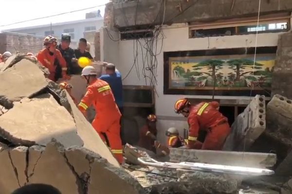 Sập nhà hàng ở Trung Quốc, ít nhất 17 người chết