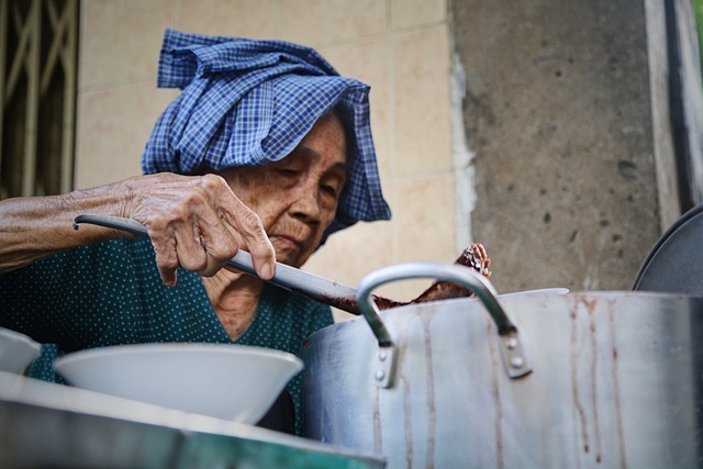 Cụ bà 84 tuổi dành nửa thế kỷ bán cháo đậu đỏ mưu sinh