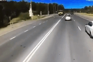 Dừng chờ rẽ trái, ô tô bị xe tải tông nát
