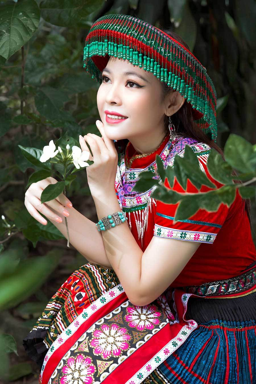 Kim Thanh Thảo truyền thông điệp bảo tồn văn hoá thổ cẩm dân tộc