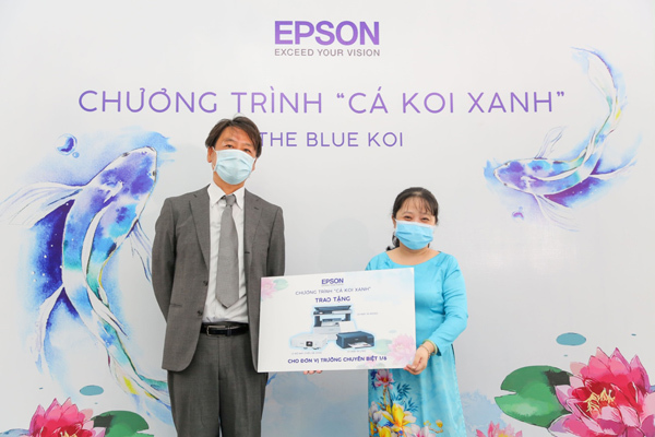 Epson Việt Nam tặng 100 phần quà cho học sinh vượt khó