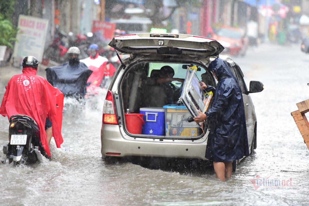 Sài Gòn lại ngập sau cơn mưa kéo dài hơn 60 phút