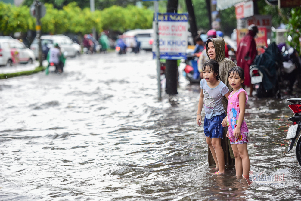 Sài Gòn lại ngập sau cơn mưa kéo dài hơn 60 phút