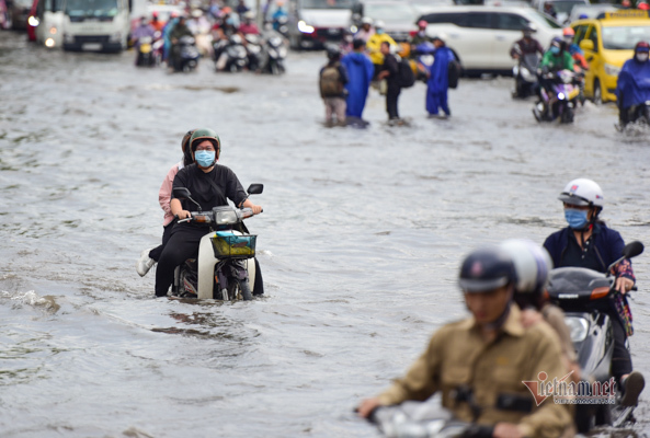 Sài Gòn lại ngập sau cơn mưa kéo dài hơn 60 phút