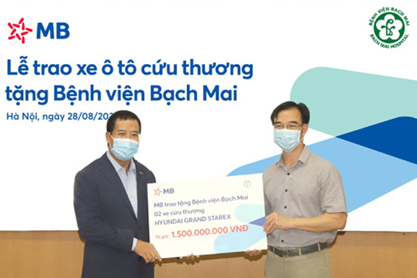 MB tặng 2 xe cứu thương cho Bệnh viện Bạch Mai