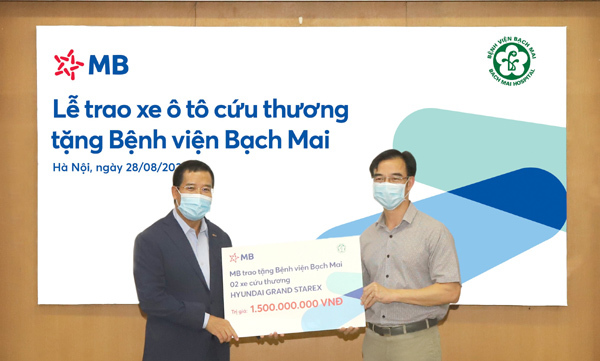 MB tặng 2 xe cứu thương cho Bệnh viện Bạch Mai