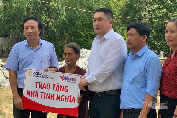 Báo VietNamNet trao 140 triệu đồng cho hai hộ nghèo ở Hà Tĩnh